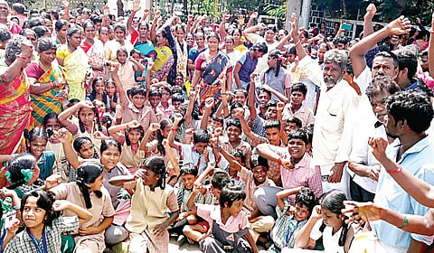 திருவேற்காடு கோலடி ஏரியை ஆக்கிரமித்துள்ள வீடுகளை அகற்ற எதிர்ப்பு தெரிவித்து, 500-க்கும் மேற்பட்ட பொதுமக்கள், பள்ளி மாணவ - மாணவியர் நேற்று திருவள்ளூர் ஆட்சியர் அலுவலகத்தை முற்றுகையிட்டு போராட்டத்தில் ஈடுபட்டனர்.