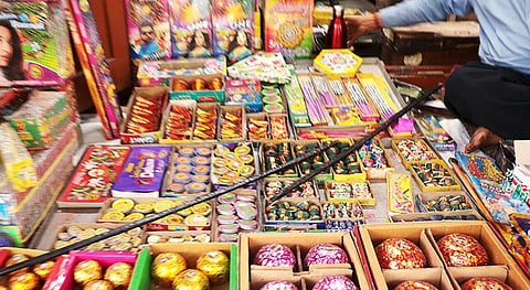 சென்னை தீவுத்திடலில் பட்டாசு கடைகள்: கூட்டுறவு சங்கம் மூலம் டெண்டர் விட உயர் நீதிமன்றம் அனுமதி