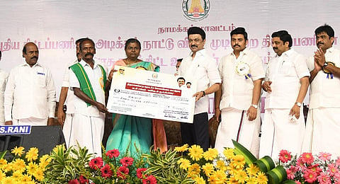 நாமக்கல்லில் நடைபெற்ற விழாவில் பயனாளிகளுக்கு நலத்திட்ட உதவிகளை முதல்வர் ஸ்டாலின் வழங்கினார். அப்போது ரூ.810 கோடி மதிப்பில் புதிய திட்டப் பணிகளுக்கு அடிக்கல் நாட்டியும், நிறைவடைந்த பணிகளை திறந்தும் வைத்தார். உடன் அமைச்சர்கள், எம்.பி.க்கள், எம்எல்ஏக்கள், அதிகாரிகள்.