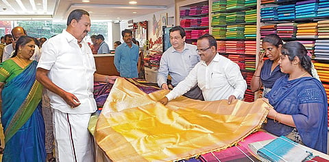 கோ-ஆப்டெக்ஸின் தீபாவளி தள்ளுபடி விற்பனையை அமைச்சர் ஆர்.காந்தி, சென்னை எழும்பூர் தில்லையாடி வள்ளியம்மை பட்டு மாளிகையில் நேற்று தொடங்கிவைத்தார். உடன், கோ-ஆப்டெக்ஸ் நிறுவன மேலாண்மை இயக்குநர் தீபக் ஜேக்கப் உள்ளிட்டோர்.படம்: ம.பிரபு