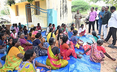 பாம்பனில் தர்ணாப் போராட்டத்தில் ஈடுபட்ட மீனவர்களிடம் பேச்சுவார்த்தையில் ஈடுபட்ட மீன்வளத்துறை மற்றும் காவல்துறையினர்.