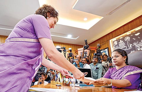 வயநாட்டில் ராகுலுடன் ரோடு ஷோ: வேட்புமனு தாக்கல் செய்தார் பிரியங்கா