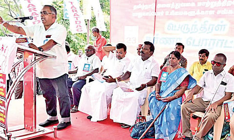 மாற்றுத் திறனாளிகளுக்கான மாதாந்திர உதவித் தொகையை உயர்த்தி வழங்கக் கோரி, தமிழ்நாடு அனைத்து வகை மாற்றுத் திறனாளிகள் மற்றும் பாதுகாப்போர் உரிமைகளுக்கான சங்கத்தின் சார்பில் வள்ளுவர் கோட்டம் அருகே நேற்று தர்ணா போராட்டம் நடைபெற்றது. படம்: ம.பிரபு