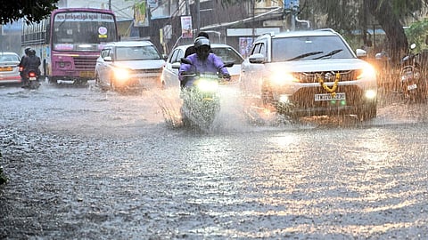 வளிமண்டல மேலடுக்கு சுழற்சியால் தமிழகத்தில் 19 மாவட்டங்களில் இன்று கனமழைக்கு வாய்ப்பு