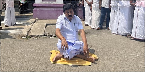 விழுப்புரம் மாவட்ட பெருந்திட்ட வளாகம் முன்பு அதிமுக எம்பி சி.வி. சண்முகம் தர்ணா போராட்டத்தில் ஈடுபட்டுள்ளார்.