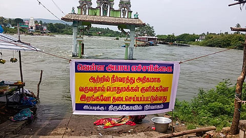 செங்கம் அடுத்த நீப்பத்துறையில் உள்ள சென்னியம்மன் கோயில் மூழ்கியதை அடுத்து வெள்ள அபாய எச்சரிக்கை விடுக்கப்பட்டுள்ளது.