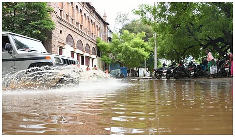 மதுரையில் தேங்கியிருக்கும் மழை