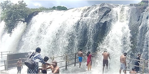 திற்பரப்பு அருவியில் ஆர்ப்பரித்து கொட்டிய தண்ணீரில் ஆபத்தை உணராமல் குளித்து மகிழ்ந்த சுற்றுலா பயணிகள்.