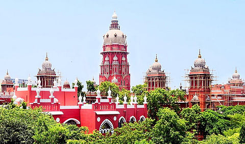 தண்டையார்பேட்டை குடியிருப்பில் ஆக்கிரமிப்புகளை 8 வாரங்களில் அகற்ற அரசுக்கு ஐகோர்ட் கெடு