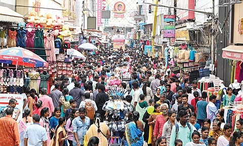 தீபாவளி பண்டிகையை முன்னிட்டு, சென்னை தி.நகர் ரங்கநாதன் தெருவில் புத்தாடை உள்ளிட்ட பொருட்கள் வாங்க குவிந்த மக்கள் கூட்டம். | படங்கள்: எஸ்.சத்தியசீலன் |