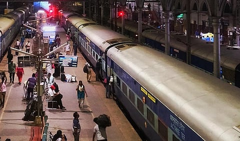 தீபாவளி பண்டிகை நெரிசலை குறைக்க தென் மாவட்டங்களுக்கு முன்பதிவில்லாத சிறப்பு ரயில் இயக்க பயணிகள் கோரிக்கை