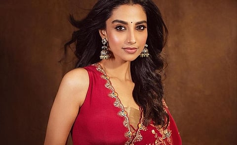 கவி பேசும் காந்த கண்கள்... மீனாட்சி சவுத்ரி க்ளிக்ஸ்!
