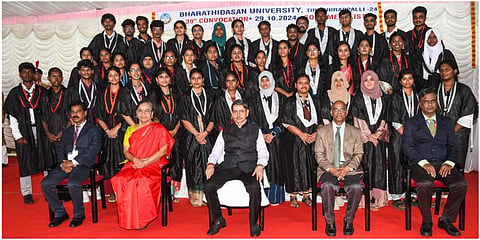 திருச்சி பாரதிதாசன் பல்கலைக்கழகத்தில் நடைபெற்ற 39-வது பட்டமளிப்பு விழாவில் தமிழக ஆளுநர் ஆர்.என்.ரவியுடன் குழு புகைப்படம் எடுத்துக் கொண்ட தங்கப் பதக்கம் பெற்ற மாணவ, மாணவிகள் | படம்: ர.செல்வமுத்துகுமார்