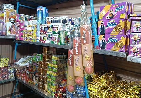 கோவை பீளமேட்டில் உள்ள ஒரு பட்டாசுக் கடைகளில் விற்பனைக்கு வைக்கப்பட்டுள்ள பட்டாசுகளின் ஒருபகுதி.