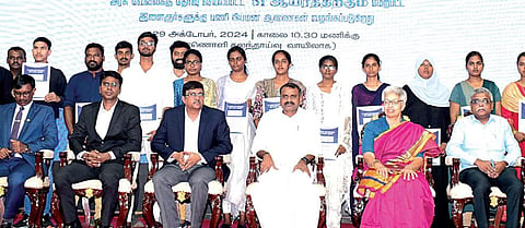 மத்திய அரசு துறைகளில் பணிக்கு தேர்வு செய்யப்பட்டவர்களுக்கு சென்னை ஐசிஎஃப் காலனியில் நேற்று நடைபெற்ற நிகழ்வில் ‘ரோஜ்கர் மேளா’ என்ற நியமன ஆணைகளை மத்திய இணையமைச்சர் எல்.முருகன் வழங்கினார். உடன், தமிழ்நாடு அஞ்சல் வட்டத்தின் முதன்மை அஞ்சல் துறை தலைவர் மரியம்மா தாமஸ், சென்னை அஞ்சல் துறை தலைவர் நடராஜன். படம்: ம.பிரபு