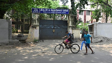 தீபாவளிக்கு சொந்த ஊர் செல்ல வசதியாக பள்ளி, கல்லூரிகளுக்கு இன்று அரைநாள் விடுமுறை