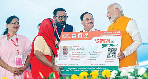 70 வயதுக்கு மேற்பட்டோருக்கான இலவச சிகிச்சை திட்டத்தை டெல்லியில் நேற்று தொடங்கி வைத்த பிரதமர் மோடி, மூத்த குடிமக்களுக்கு காப்பீடு அட்டைகளை வழங்கினார். உடன் மத்திய சுகாதாரத் துறை அமைச்சர் ஜே.பி. நட்டா உள்ளிட்டோர்.படம்: பிடிஐ