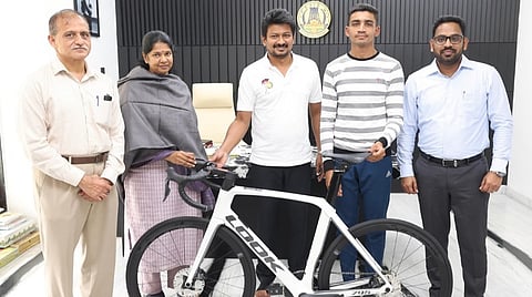தமிழ்நாடு சாம்பியன்ஸ் அறக்கட்டளை நிதியில் இருந்து விளையாட்டு வீரர்களுக்கு ரூ.40.55 லட்சம்: உதயநிதி ஸ்டாலின் வழங்கினார்