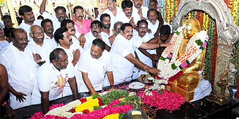 பசும்பொன்னில் உள்ள முத்துராமலிங்கத் தேவரின் நினைவிடத்தில் அதிமுக பொதுச் செயலாளர் எடப்பாடி பழனிசாமி உள்ளிட்டோர் மலர்தூவி மரியாதை செலுத்தினர்.