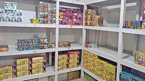 சிவகாசி - சாத்தூர் சாலையில் உள்ள பட்டாசு கடையில் குறைந்த அளவிலான பட்டாசுகளே இருப்பு உள்ளன