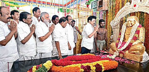 பசும்பொன் நினைவிடத்தில் உள்ள முத்துராமலிங்கத் தேவர் சிலைக்கு மாலை அணிவித்து மரியாதை செலுத்திய முதல்வர் மு.க.ஸ்டாலின். உடன், அமைச்சர்கள் உள்ளிட்டோர்.படம்: எல்.பாலச்சந்தர்
