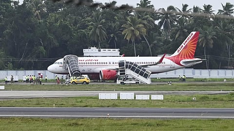டெல்லியில் இருந்து இந்தூர் வழியாக மும்பை செல்லும் ஏர் இந்தியா விமானத்துக்கு பைப் வெடிகுண்டு மிரட்டல்