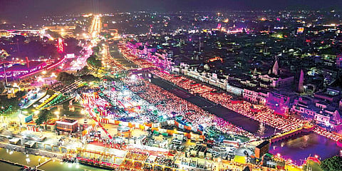 அயோத்தி ராமர் கோயில் மற்றும் சரயு நதிக்கரையில் நேற்று 28 லட்சம் விளக்குகள் ஏற்றப்பட்டன. இதனால் அப்பகுதி நேற்று பிரகாசமாக ஜொலித்தது.படம்: பிடிஐ