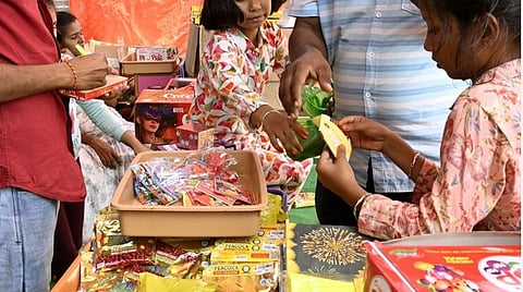 மழையால் பட்டாசு விற்பனை பாதிப்பு: பிற்பகலில் மீண்டும் சூடுபிடித்தது
