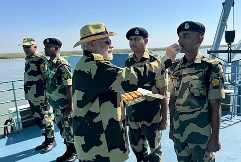 ராணுவ வீரர்களுடன் தீபாவளி கொண்டாடிய பிரதமர் மோடி, அமைச்சர் ராஜ்நாத் சிங்