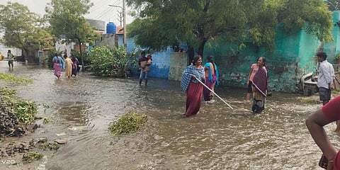 திருப்பூரில் பெய்த கனமழையால் ஏற்பட்ட வெள்ளப்பெருக்கால் குடியிருப்பு பகுதிகளுக்குள் தண்ணீர் புகுந்தது.