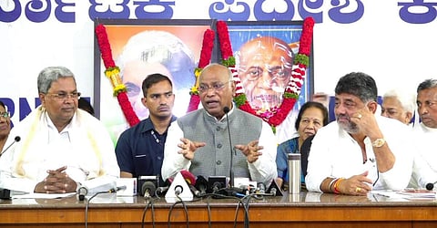 “நிதி ஆதாரத்துக்கு ஏற்ப மட்டுமே தேர்தல் வாக்குறுதிகள்” - மகாராஷ்டிரா காங்கிரஸுக்கு கார்கே வலியுறுத்தல்