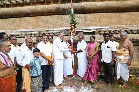 தஞ்சாவூர் பெரிய கோயிலில் இன்று காலை மாமன்னன் ராஜராஜ சோழன் சதய விழாவை முன்னிட்டு பந்தக்கால் முகூர்த்தம் நடைபெற்றது.