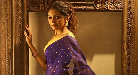 நிலவின் ஒளி திரட்டி... - அதிதி ஷங்கர் ‘ஹோம்லி’ க்ளிக்ஸ்!