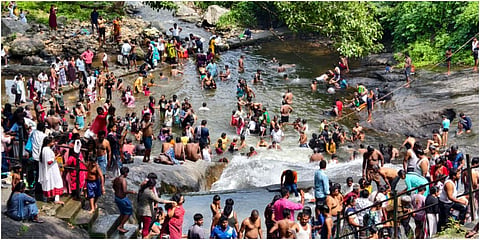 கோவை குற்றாலம் அருவியில் குளிக்க திரண்ட சுற்றுலா பயணிகள்.