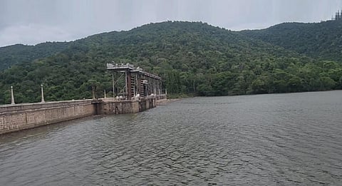 நீர் நிரம்பிய நிலையில் காணப்படும் பில்லூர் அணையின் உட்புறப் பகுதி.