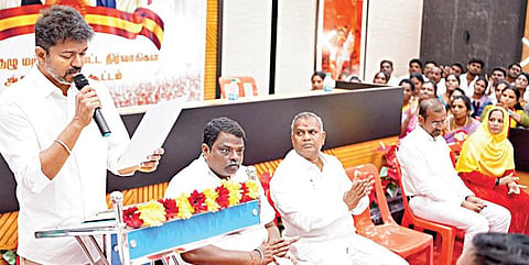 சென்னை பனையூரில் நேற்று நடந்த தவெக செயற்குழு, மாவட்ட நிர்வாகிகள் கூட்டத்தில் பேசுகிறார் கட்சி தலைவர் விஜய். அருகில் பொதுச் செயலாளர் ஆனந்த் மற்றும் நிர்வாகிகள்.