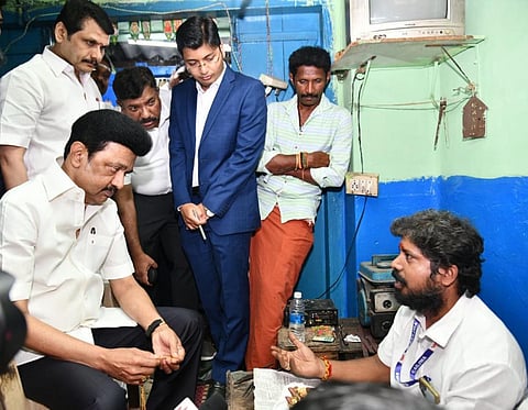கோவை கெம்பட்டி காலனியில் பொற்கொல்லர்களை இன்று நேரில் சந்தித்து குறைகளை கேட்டறிந்தார் முதல்வர் மு.க.ஸ்டாலின்.