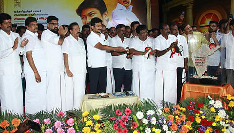 திருவெண்ணை நல்லூரில் கலைஞர் கருணாநிதி சிலையை துணை முதலமைச்சர் உதயநிதி ஸ்டாலின் திறந்துவைத்து பேசுகிறார். அருகில் அமைச்சர் பொன்முடி உள்ளிட்டோர் உள்ளனர்