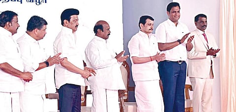 கோவை மாவட்டம் விளாங்குறிச்சியில் ரூ.158.32 கோடி செலவில் கட்டப்பட்டுள்ள தகவல் தொழில்நுட்ப கட்டிடத்தை நேற்று முதல்வர் மு.க.ஸ்டாலின் திறந்து வைத்தார். அருகில், அமைச்சர்கள் கே.என்.நேரு. எ.வ.வேலு, வி.செந்தில்பாலாஜி, பழனிவேல் தியாகராஜன், டி.ஆர்.பி. ராஜா உள்ளிட்டோர்.படம்: ஜெ.மனோகரன்