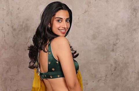 மஞ்ச காட்டு மைனா... மீனாட்சி சவுத்ரி க்ளிக்ஸ்!