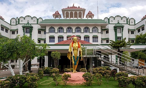 பள்ளி மாணவிகளிடம் அநாகரிகமாக நடந்ததாக புகார்; ஆசிரியரின் பணியிடை நீக்கத்தை ரத்து செய்ய முடியாது: ஐகோர்ட்