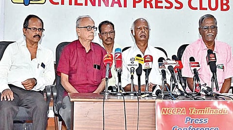 மத்திய அரசு மற்றும் பிஎஸ்என்எல் உள்ளிட்ட பொதுத்துறை ஓய்வூதியர் சங்கங்களின் தேசிய கூட்டு நடவடிக்கை குழு சார்பில் டெல்லியில் போராட்டம் நடைபெற உள்ளது. இதையொட்டி சென்னை பத்திரிகையாளர் மன்றத்தில், கூட்டு நடவடிக்கை குழு அகில இந்திய துணைத் தலைவர் ஆர்.இளங்கோவன், துணை பொதுச் செயலாளர்
எஸ்.மோகன்தாஸ் உள்ளிட்டோர் செய்தியாளர்களைச் சந்தித்தனர். | படம்: ம.பிரபு |