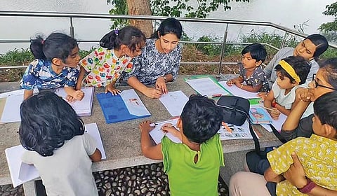 ஜென்டாங்கிள் ஓவியம் மூலம் பல்லுயிர் விழிப்புணர்வு பட்டறையில் பள்ளி மாணவ, மாணவிகளுக்கு பயிற்சி வழங்கும் பறவையியல் ஆர்வலர் சாஹித்யா செல்வராஜ்.