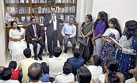 சென்னை வியாசர்பாடி மல்லிகைப்பூ காலனியில், ராணுவ விஞ்ஞானி டில்லிபாபு நிறுவிய ‘கலாம் - சபா’ நூலகம், வழிகாட்டி மையத்தை விஞ்ஞானி மயில்சாமி அண்ணாதுரை திறந்து வைத்தார். உடன் காவல்துறை ஐஜி பா.சாமுண்டீஸ்வரி, தோல் ஏற்றுமதி குழும செயல் தலைவர் இரா.செல்வம், ராணுவ விஞ்ஞானி வி.டில்லிபாபு உள்ளிட்டோர். | படம்: ம.பிரபு |