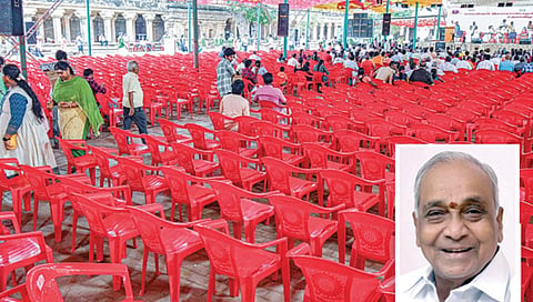 தஞ்சாவூர் பெரிய கோயிலில் நேற்று நடைபெற்ற ராஜராஜ சோழன் சதய விழாவில் காலியாக கிடந்த இருக்கைகள். (உள்படம்) எம்.ராமச்சந்திரன்.