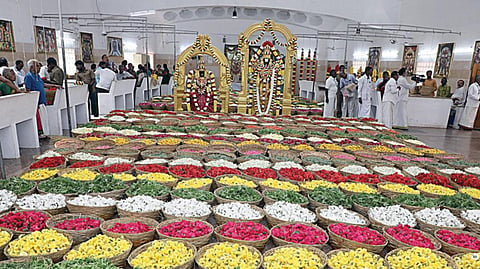ஏழுமலையானுக்கு 7 டன் மலர்களால் புஷ்ப யாகம்