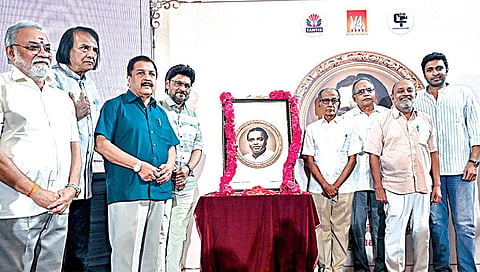 தமிழ்நாடு திரைப்பட இயக்குநர்கள் சங்கம் சார்பில், திரைப்பட இயக்குநர் ஏ.பீம்சிங்கின் நூற்றாண்டு விழா சென்னையில் உள்ள ரஷ்ய கலாச்சார மையத்தில் நேற்று நடைபெற்றது. விழாவில் இயக்குநர் பீம்சிங்கின் உருவப் படத்துக்கு இயக்குநர் கே.பாக்யராஜ் மலர் தூவி மரியாதை செலுத்தினார். நடிகர்கள் சிவக்குமார், விக்ரம்பிரபு, பீம்சிங் மகன்கள் பி.லெனின், பி.திலீப்குமார், பி.சுரேஷ், கோபி பீம்சிங், பி.இருதயநாத் உள்ளிட்டோர் உடனிருந்தனர்.படம்: எஸ்.சத்தியசீலன்