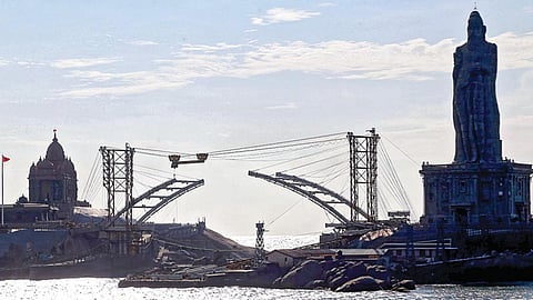 கன்னியாகுமரியில் விவேகானந்தர் பாறை - திருவள்ளுவர் சிலை இடையே கண்ணாடி இழை கூண்டு பாலம் அமைக்கும் பணி தீவிரம்