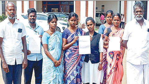 அய்யம்பட்டி அரசு பள்ளியில் மாணவர்களின் வாயில் ‘டேப்’ ஒட்டியவர்கள் மீது நடவடிக்கை எடுக்க வேண்டும் என மாவட்ட ஆட்சியர் அலுவலகத்தில் பெற்றோர் நேற்று புகார் அளித்தனர். படம்:ஆர்.வெங்கடேஷ்