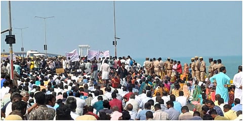 இலங்கை சிறையில் அடைக்கப்பட்டுள்ள மீனவர்களை விடுதலை செய்ய வலியுறுத்தி பாம்பன் பாலத்தில் மீனவர்கள் மறியல் போராட்டத்தில் ஈடுபட்டனர்.